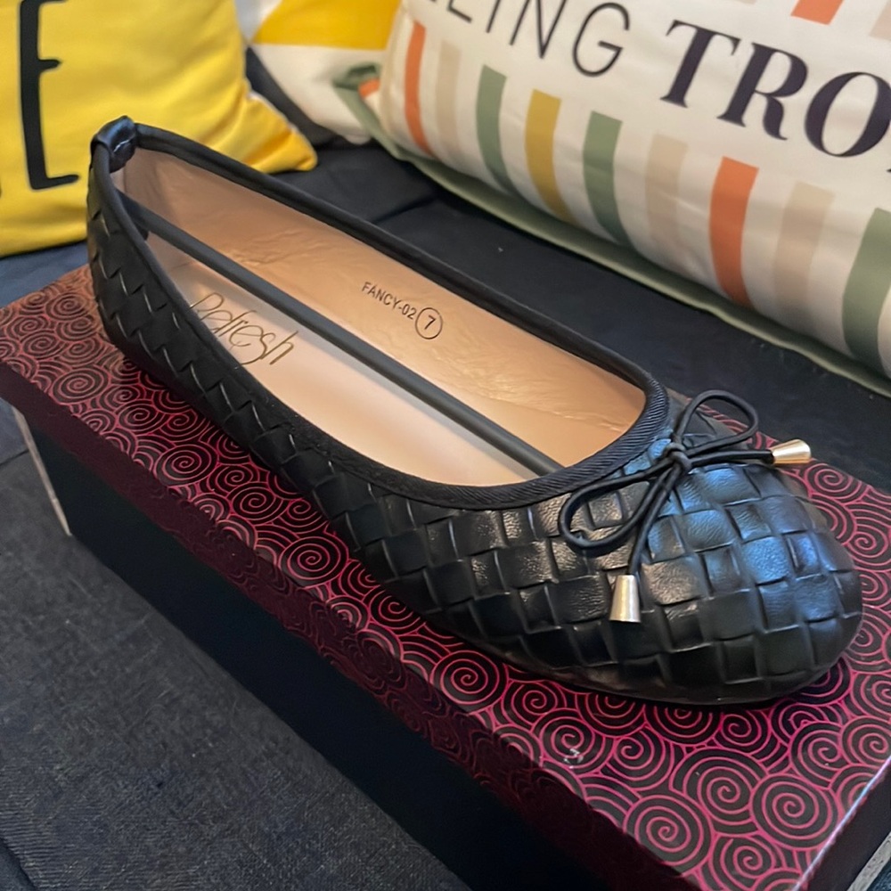 Black weave pattern flats. Size 7 New in box.